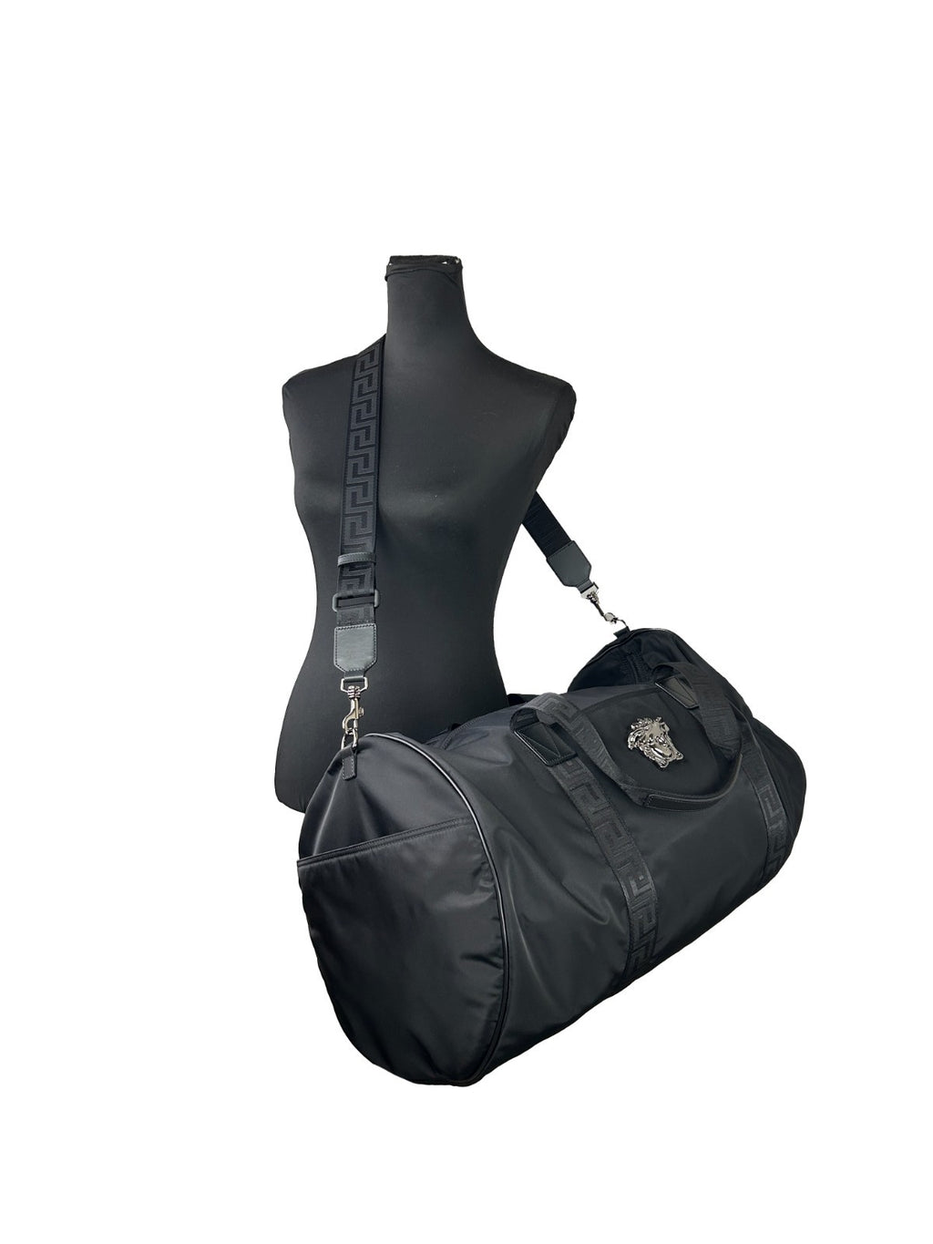 Grand sac de voyage en nylon Versace Medusa, sac de sport ample avec logo Medusa visible.