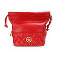 Sac à main à bandoulière Versace en cuir rouge matelassé, avec cordon de serrage et style seau, pour femme.