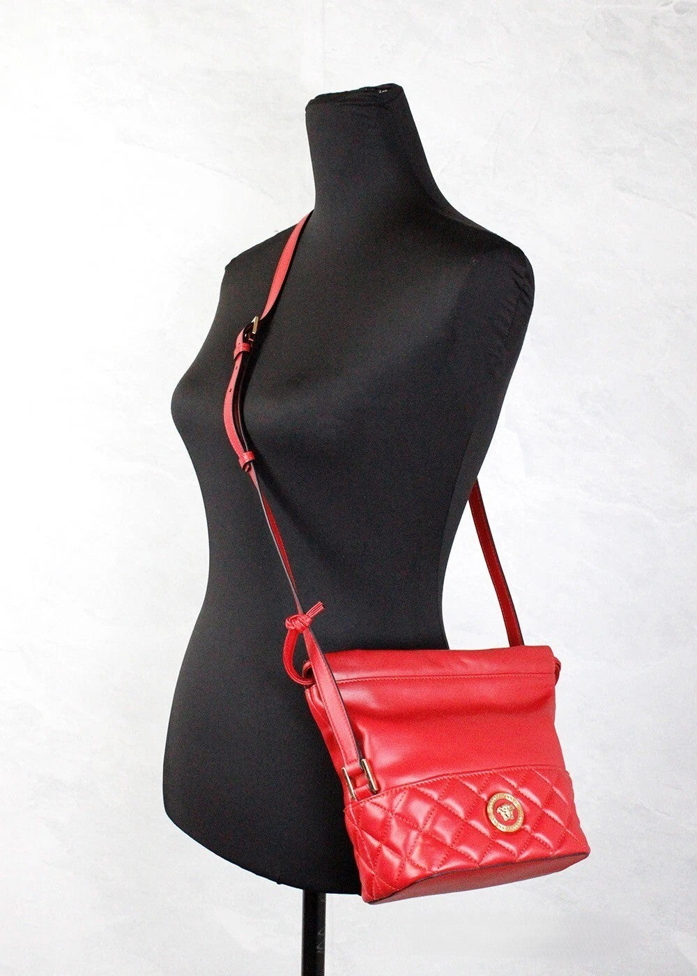 Sac à main en cuir rouge matelassé Versace, sac à bandoulière avec cordon, style seau et mode croisée.