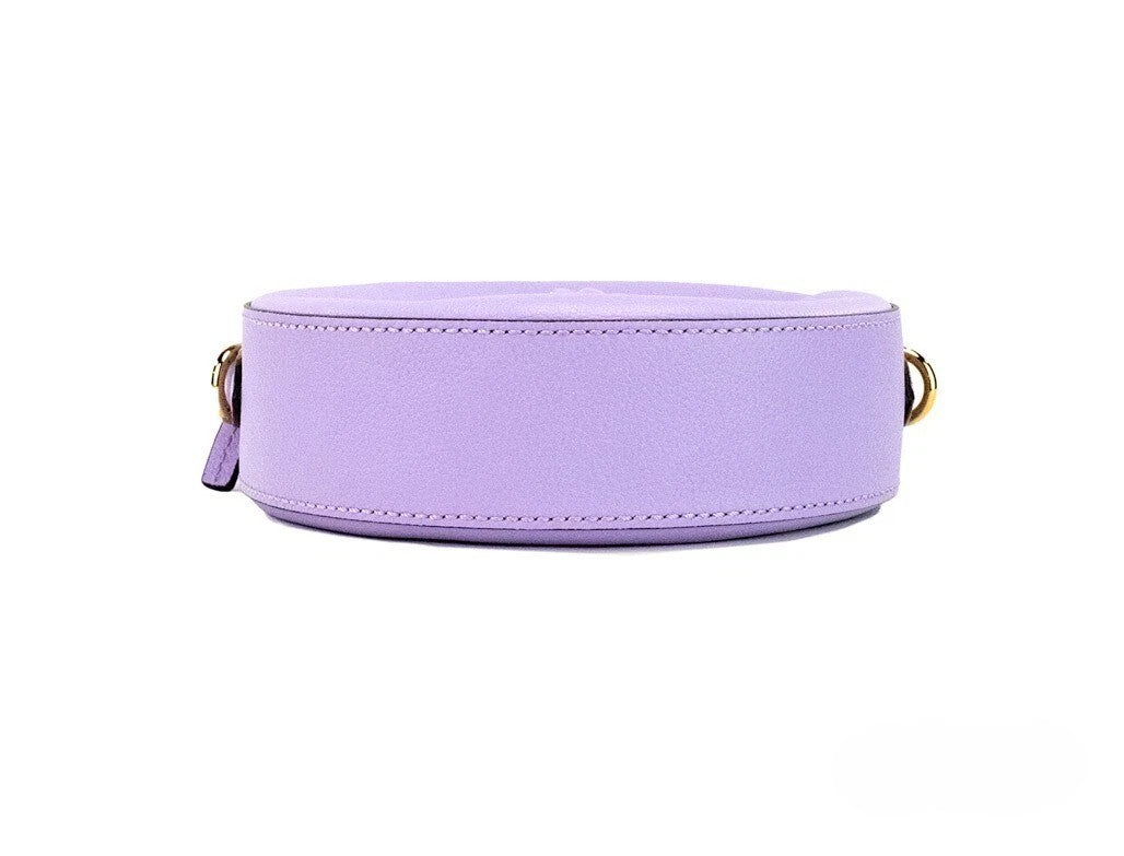 Sac à bandoulière Versace en cuir lilas à texture pebbled, rond et Disco, pour appareil photo ou usage quotidien.