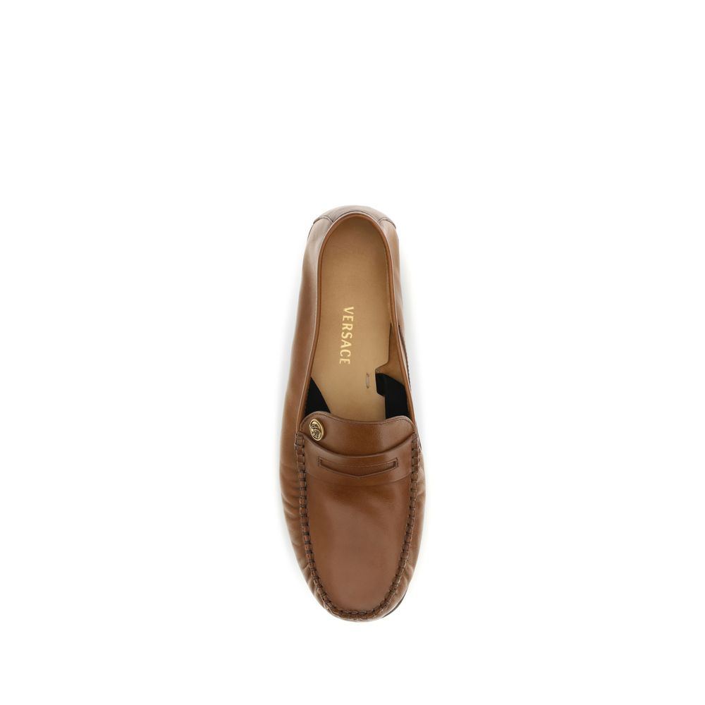 Mocassins slip-on en cuir de veau marron Bos Taurus de Versace, chaussures élégantes avec détails sophistiqués.