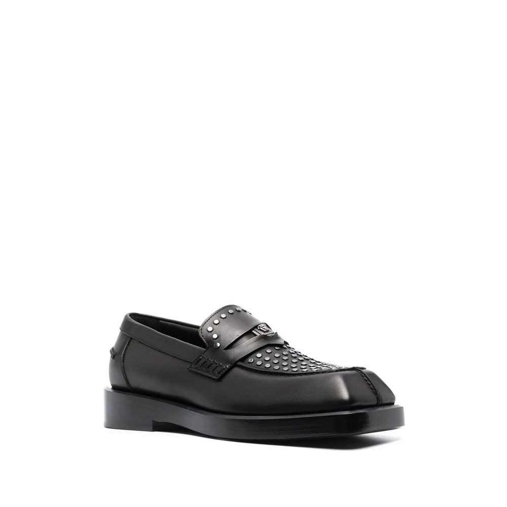 Chaussures mocassins en cuir noir versace pour hommes, style slip-on et finition élégante.