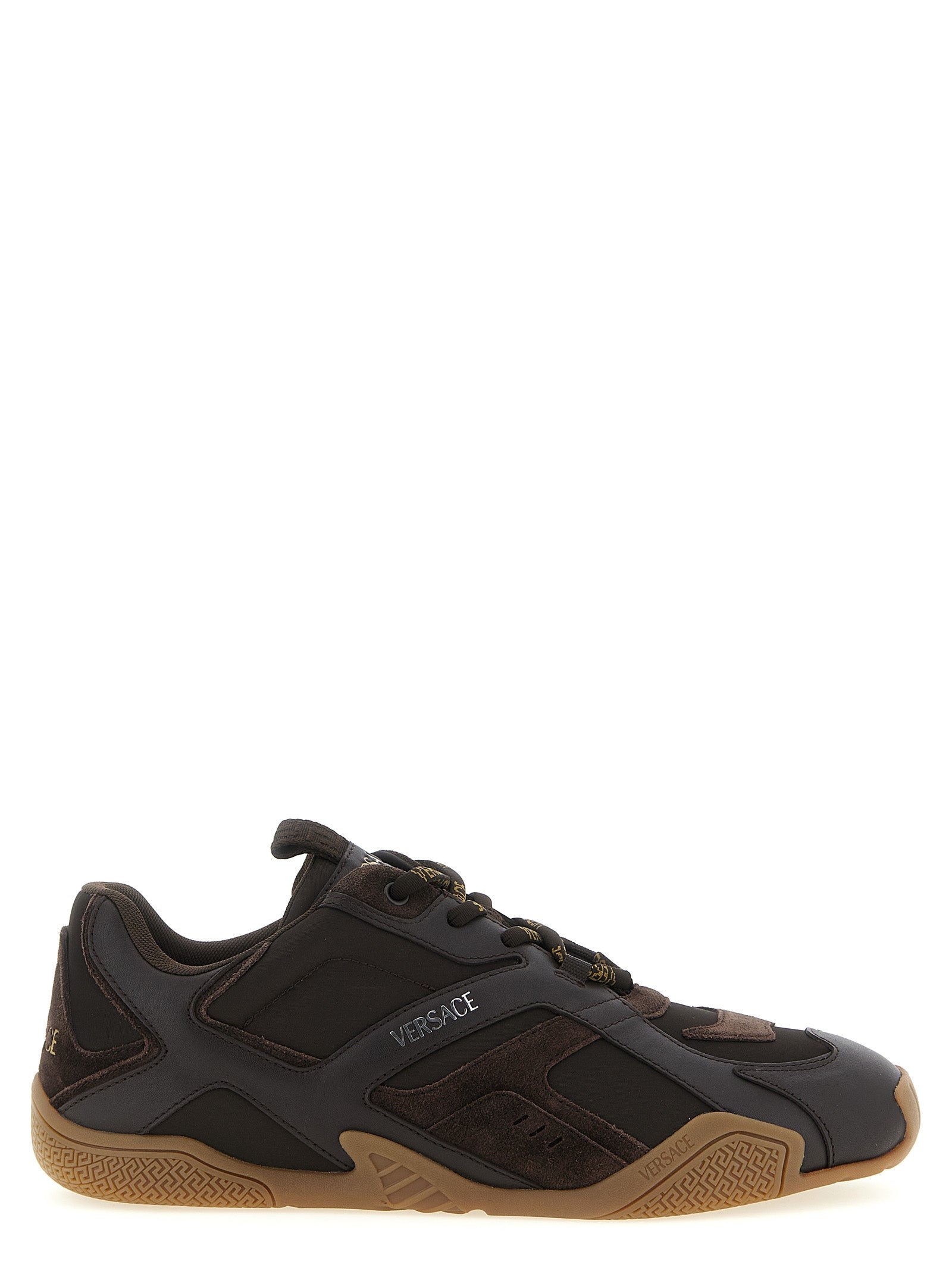 Sneakers athlétiques en cuir de veau marron de Versace, design élégant avec détails modernes, vue de face.