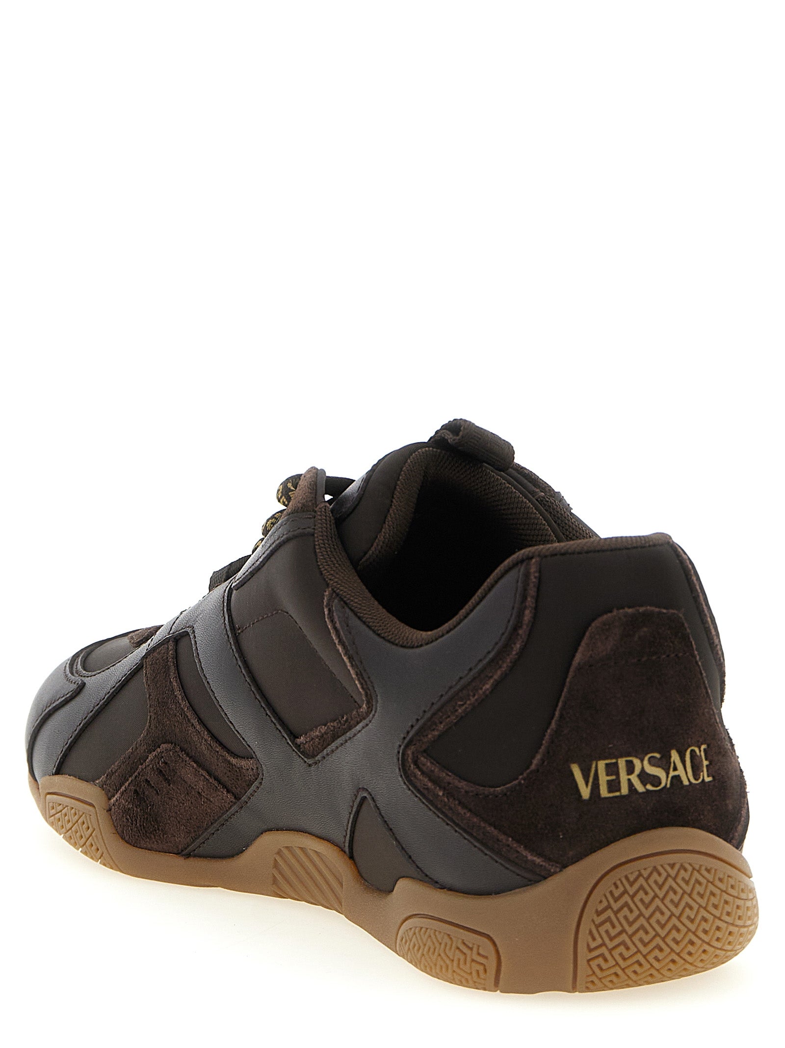 Sneakers athlétiques en cuir de veau brun de Versace, style sportif avec détails élégants et semelle blanche.