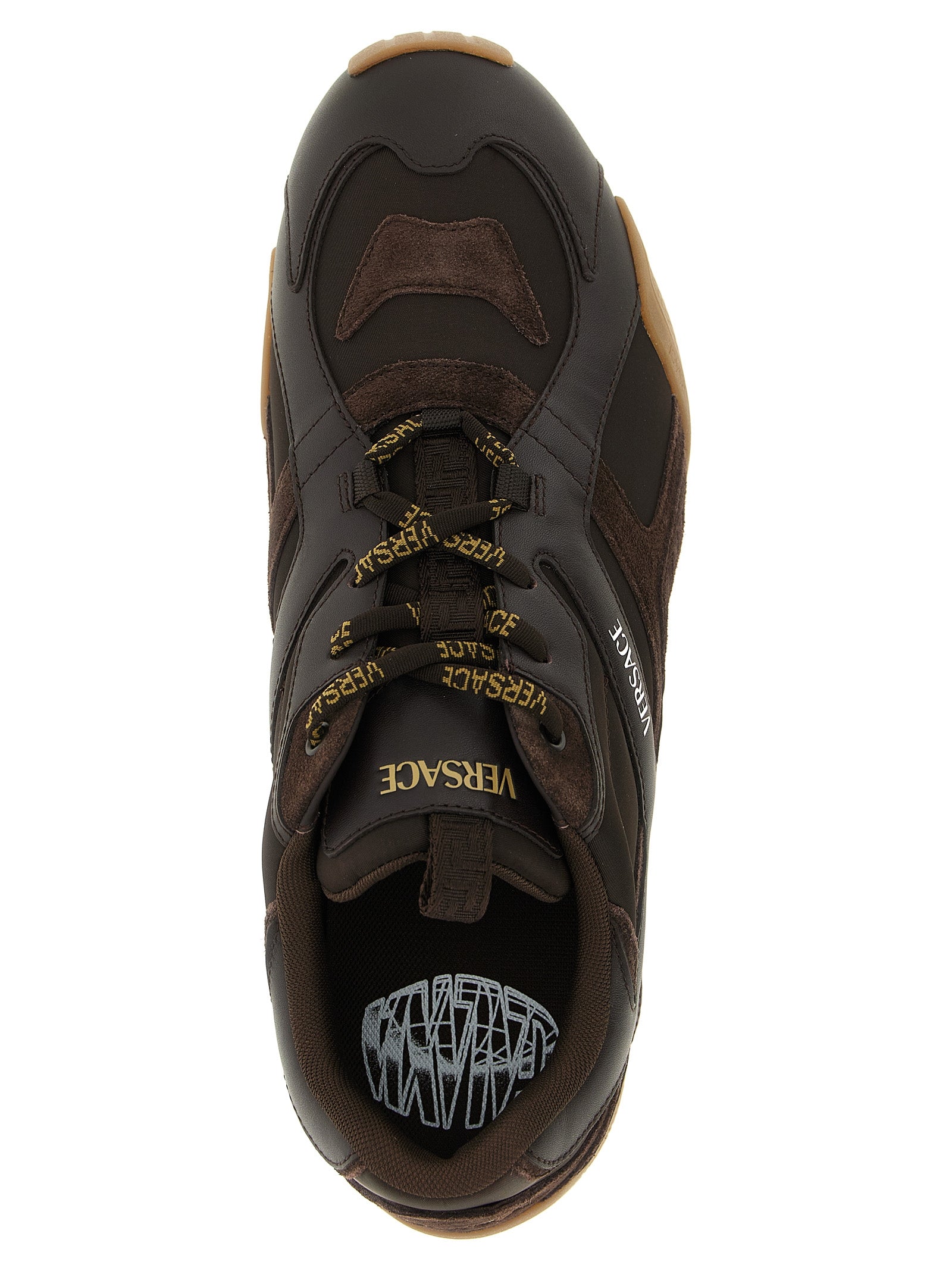 Basket de sport en cuir de veau marron Versace, chaussures athlétiques élégantes avec logo distinctif, vues de face et détails.