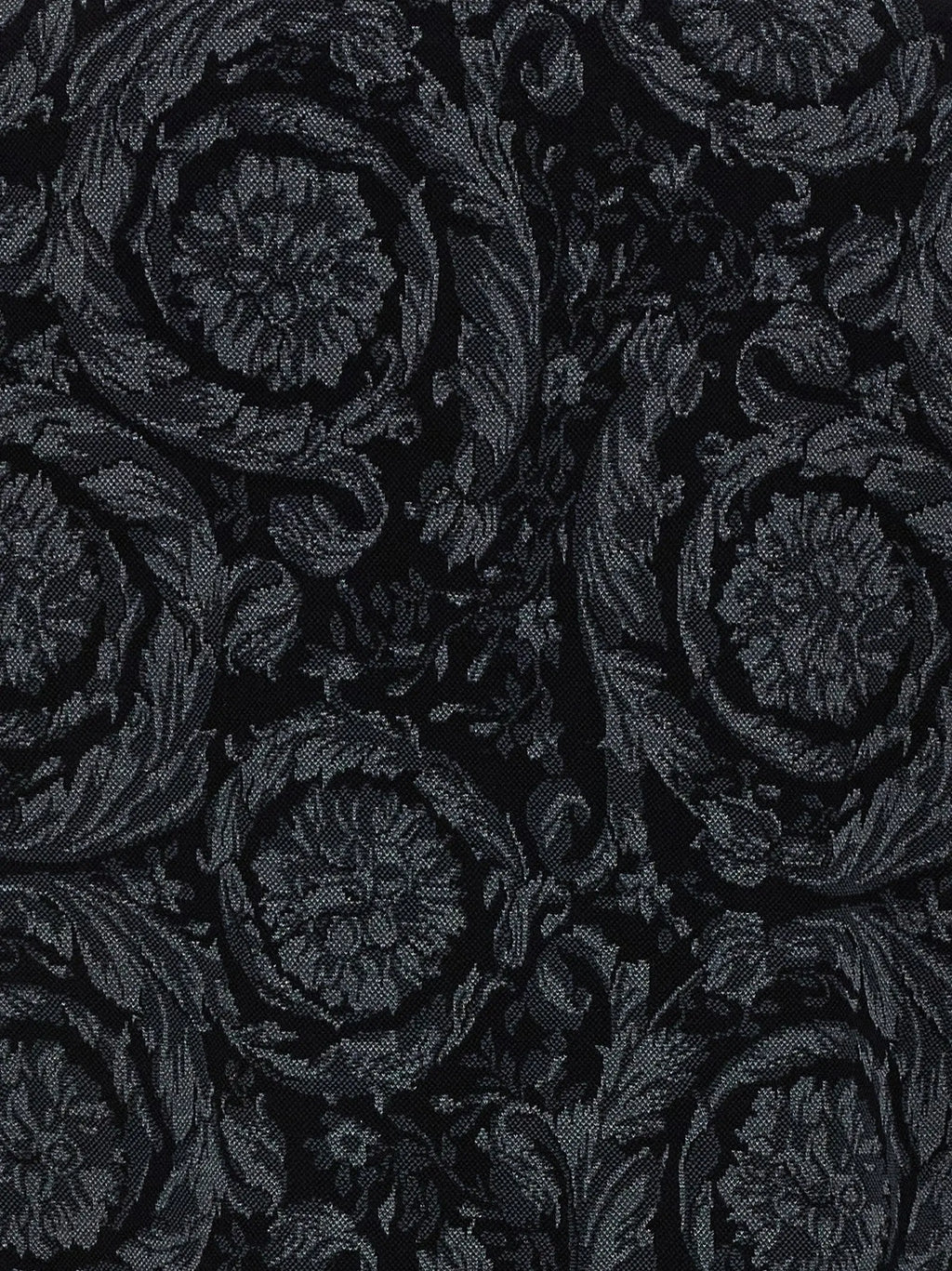 Polo versace gris en coton avec velours noir orné de motifs floraux et feuilles détaillés