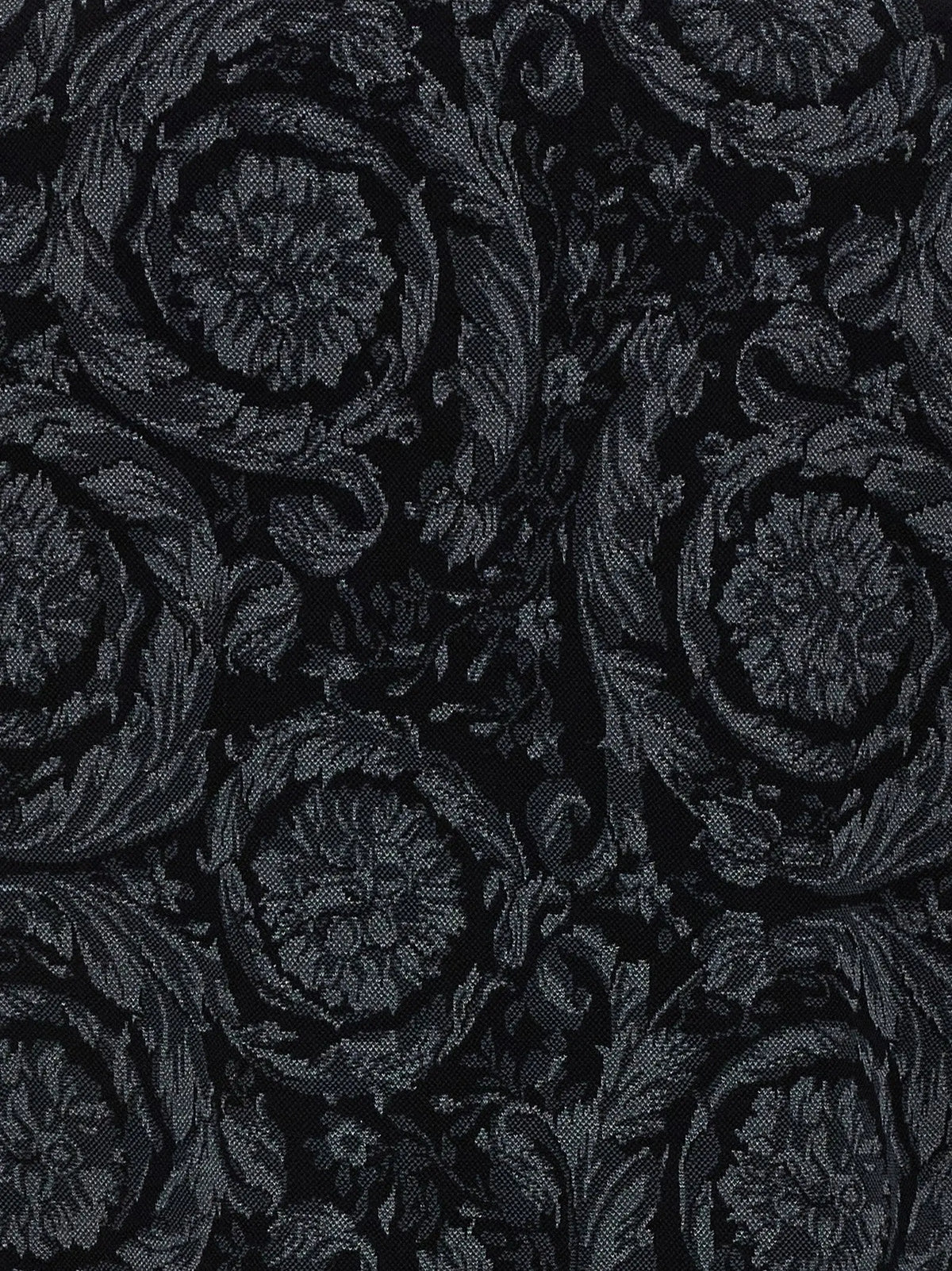 Polo versace gris en coton avec velours noir orné de motifs floraux et feuilles détaillés