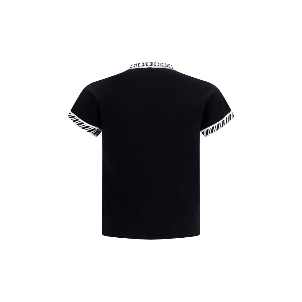T-shirt noir en coton de la marque Versace, avec logo emblématique visible sur le devant.