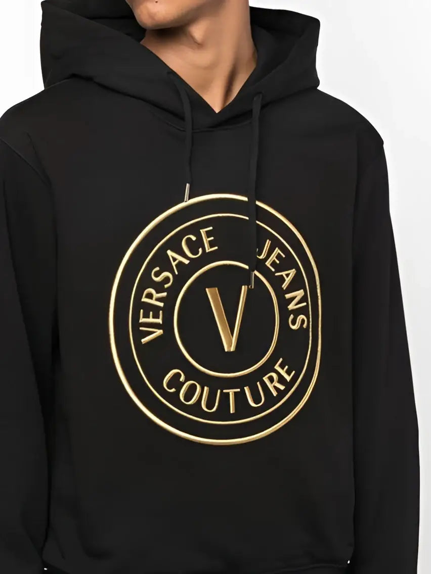 Sweat à capuche versace jeans noir en coton avec logo rond doré et v central pour un style couture