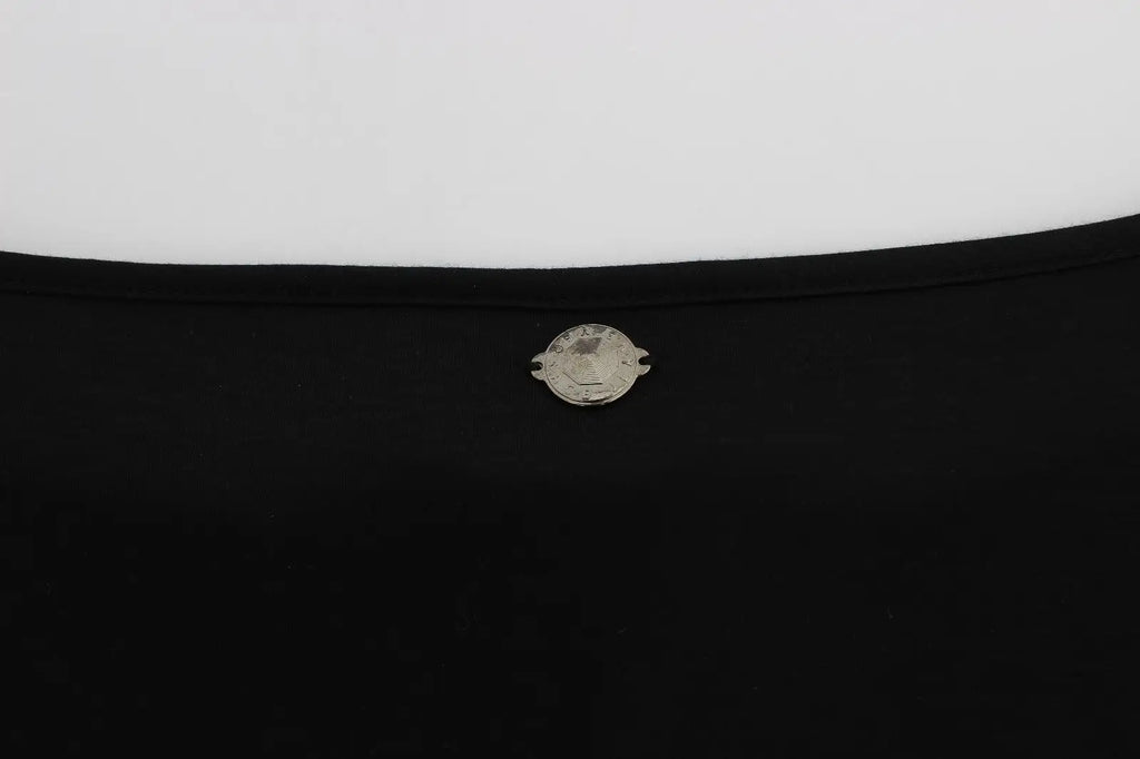 Étiquette métallique argentée embossée sur robe noire en modal et soie versace jeans pour genou