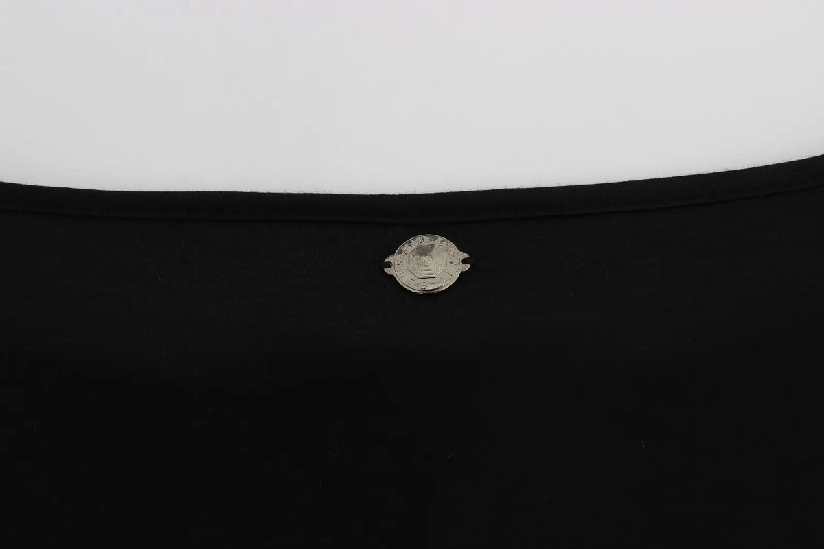 Étiquette métallique argentée embossée sur robe noire en modal et soie versace jeans pour genou