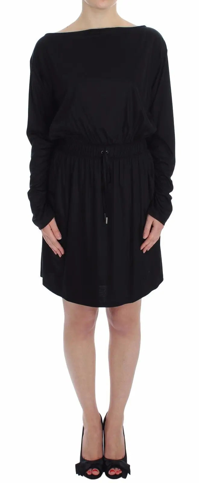 Robe noire versace jeans en modal soie avec manches longues épaules dénudées taille coulissante et jupe plissée