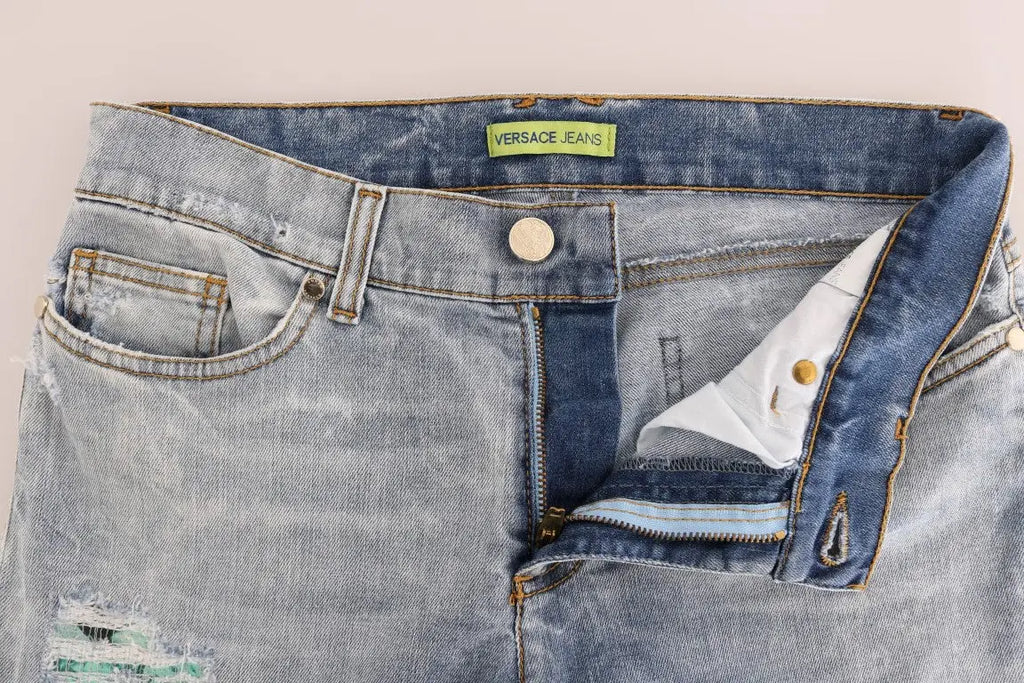 Jean slim stretch bleu clair versace avec patch déchiré et détail doré en métal