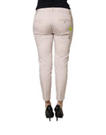Pantalon beige slim fit versace jeans couture avec taille basse, coupe fuselée, poches boutonnées arrière et design ajusté