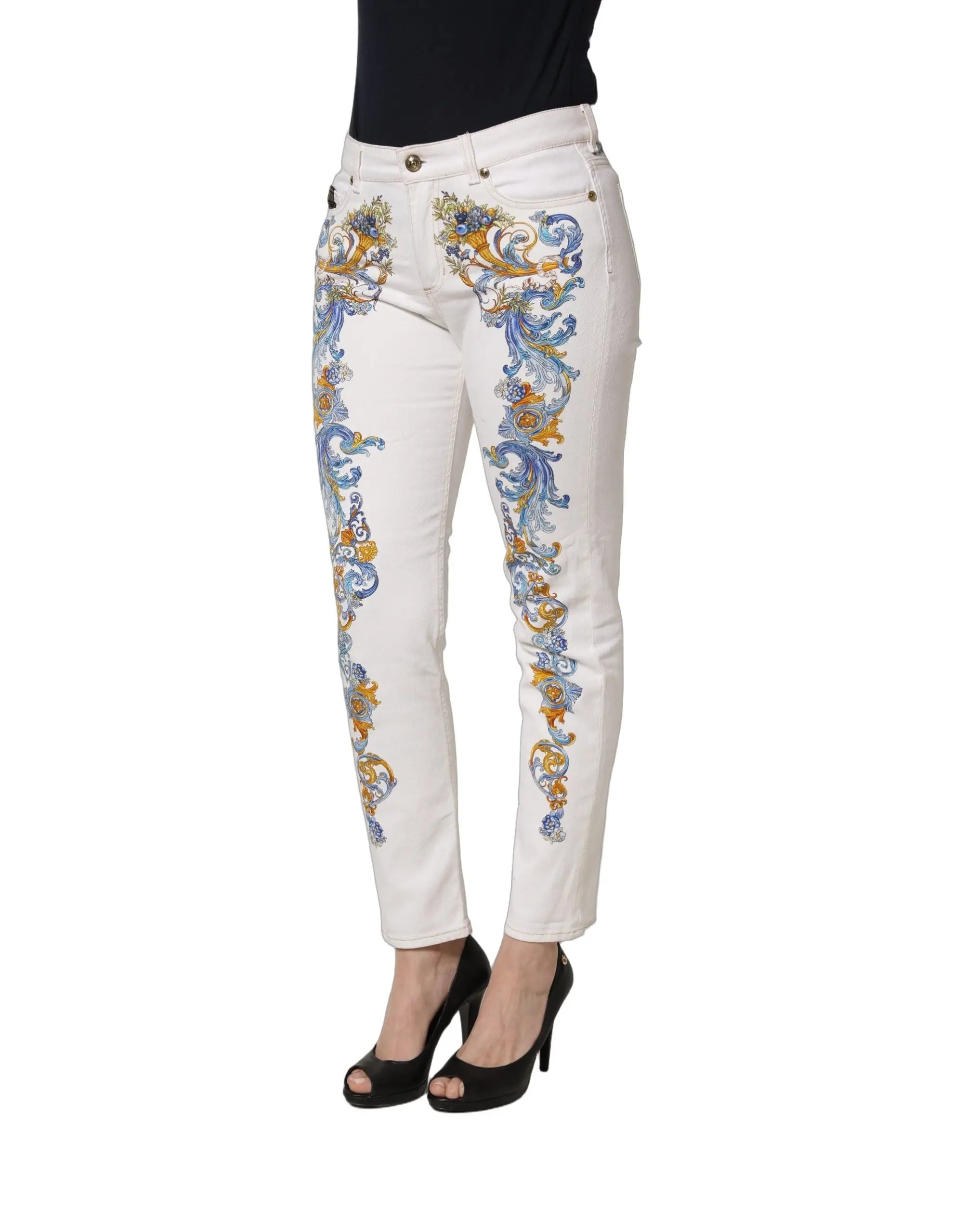 Jean skinny en denim blanc Versace Jeans Couture avec broderie florale bleue et or le long des jambes externes