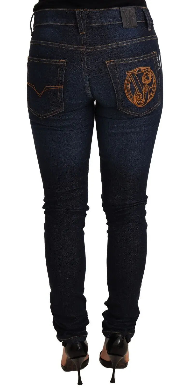 Jeans denim skinny taille basse en coton bleu foncé versace avec logo brodé doré sur la poche arrière droite vue arrière