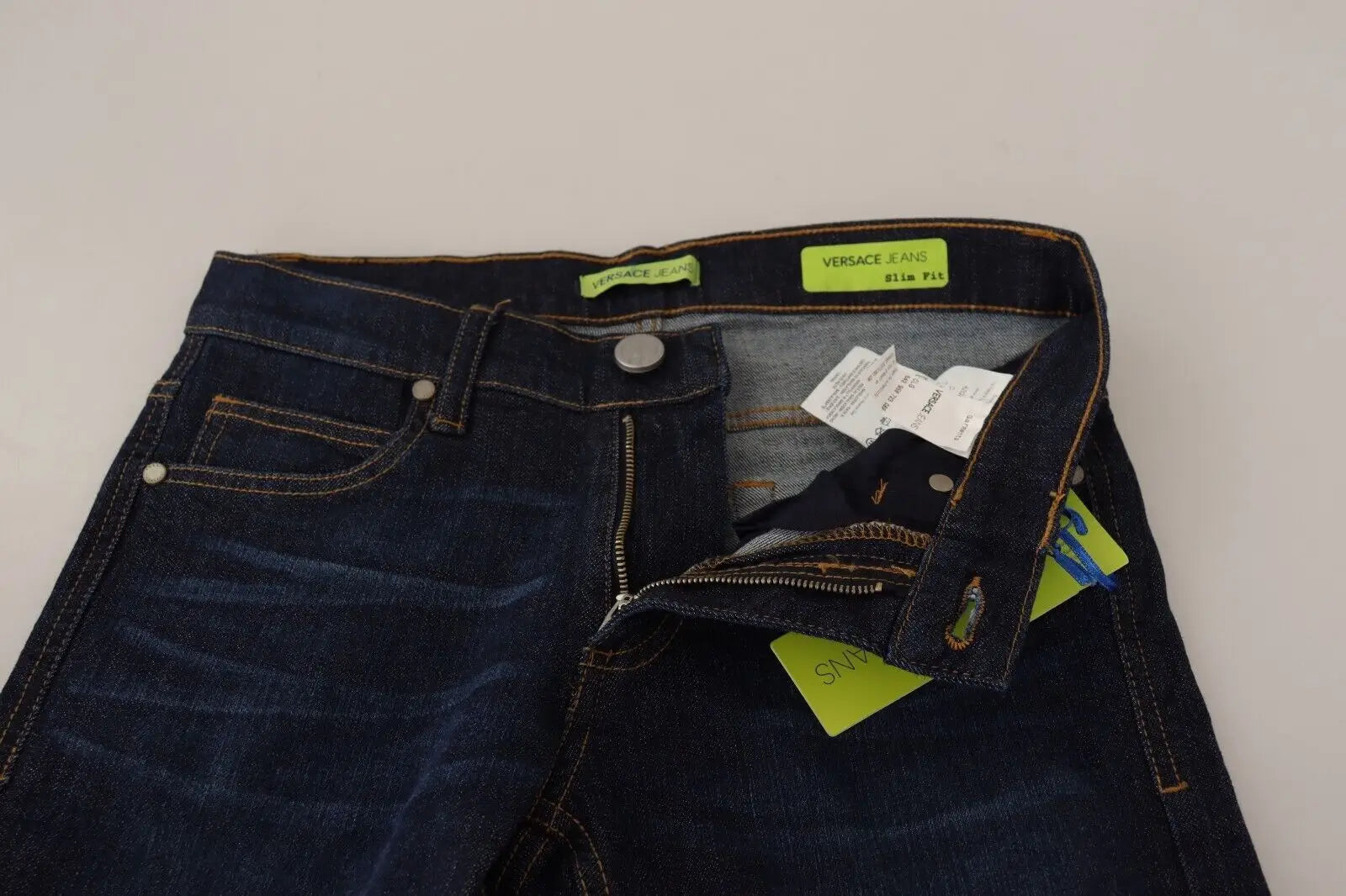 Jean slim en denim skinny bleu foncé versace en coton avec couture contrastante et étiquettes vertes