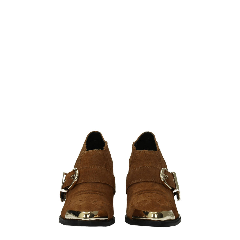 Bottes en cuir marron pour la cheville de la marque Versace Jeans, élégantes et stylées, visibles de profil.