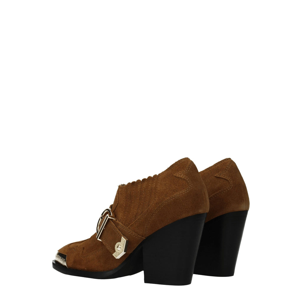 Bottines en cuir marron Versace Jeans, élégantes et modernes, avec finition soignée et semelle robuste.