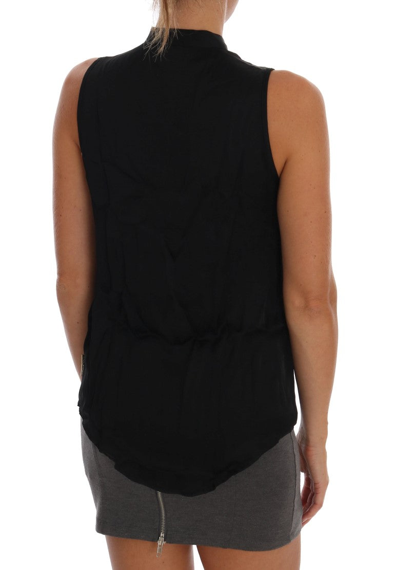 Blouse sans manches noire en viscose de la marque Versace Jeans, vue de face, élégante et moderne.