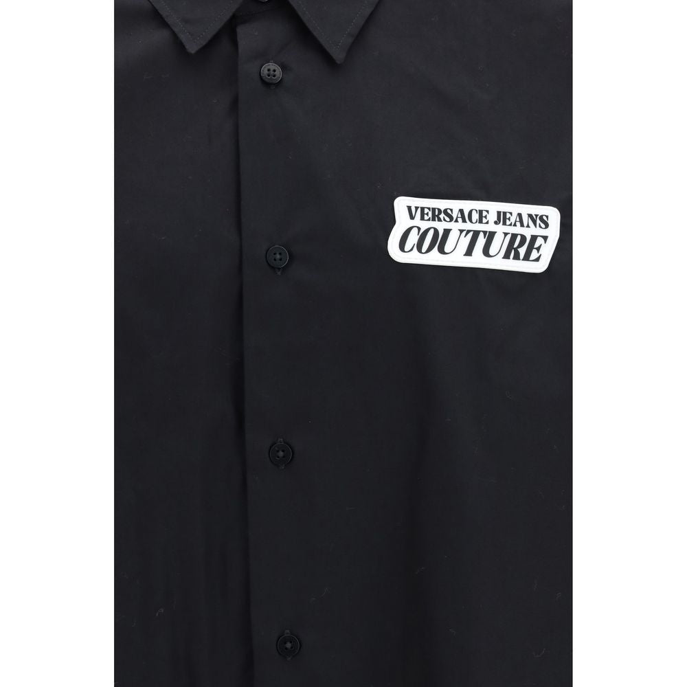 Chemise noire en coton de la marque Versace Jeans, à manches longues et col classique, portée sur un mannequin.