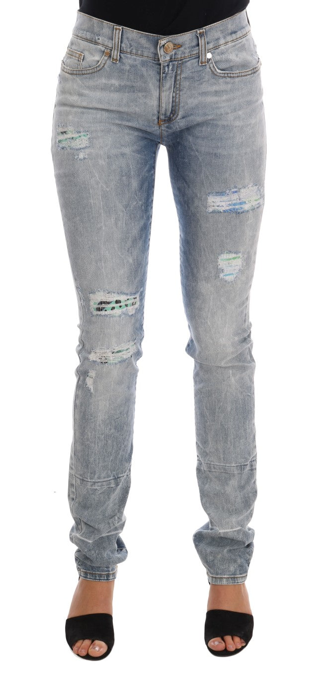 Jeans slim étirés Versace Jeans bleu délavé avec déchirures et coupe ajustée visible sur l'image.