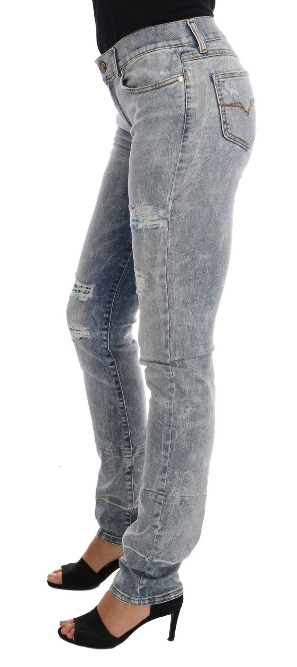 Jeans slim stretch bleu délavé avec déchirures de la marque Versace Jeans, coupe ajustée et tendance.