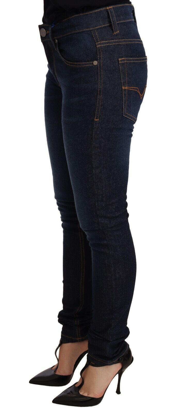 Jean slim en denim bleu foncé Versace Jeans en coton à taille basse, visible avec détails de couture et coupe ajustée.