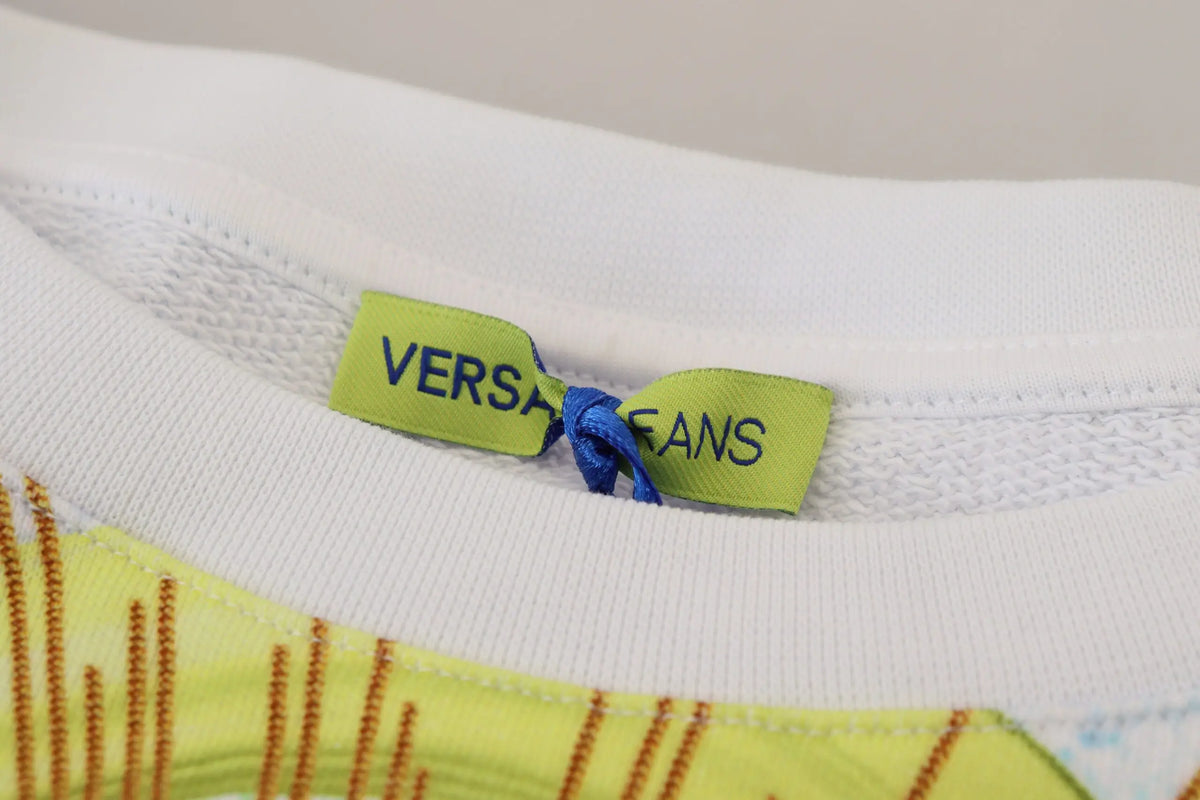 T-shirt blanc en coton versace jeans avec logo et étiquette verte lime attachée par cordon bleu