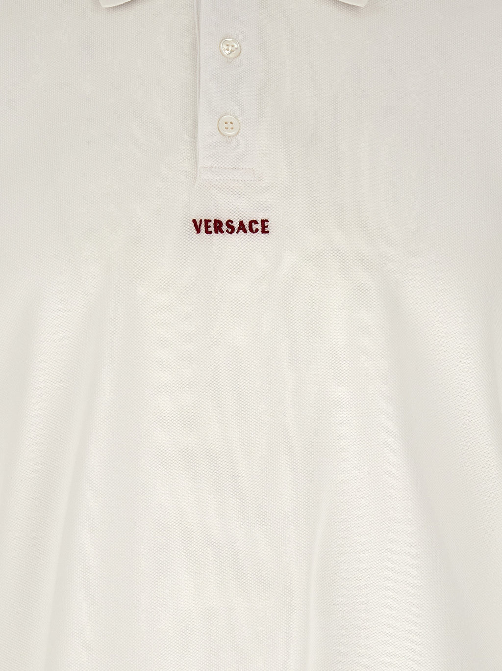 Chemise polo blanche en coton de la marque Versace, avec logo distinctif, portée sur mannequin.
