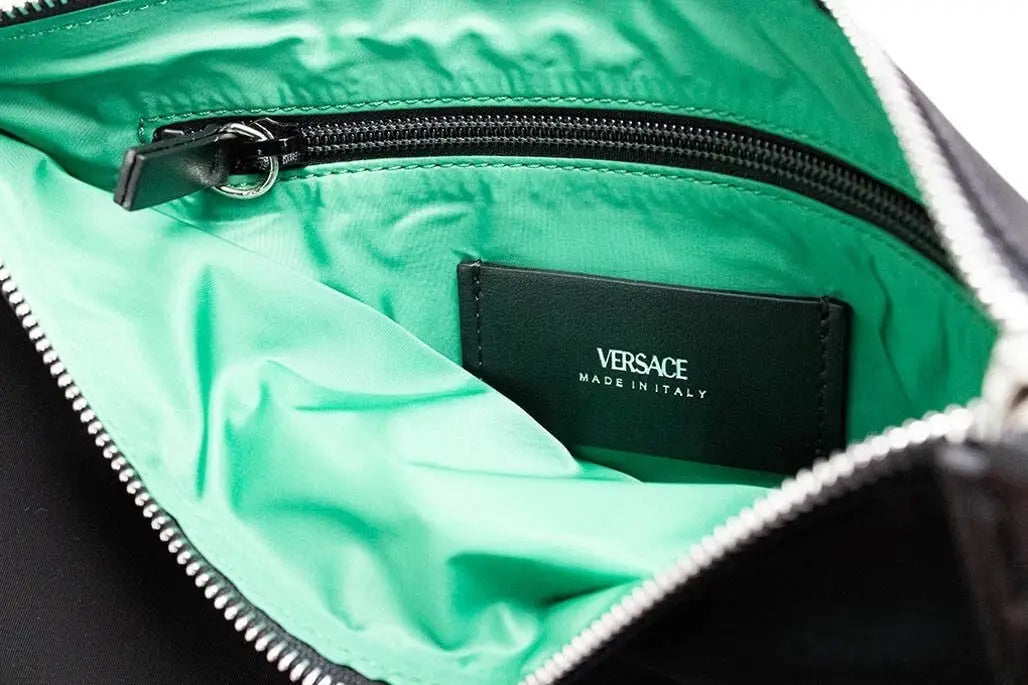 Versace grand sac pochette convertible noir en tissu nylon avec doublure intérieure verte vive et fermeture éclair argentée