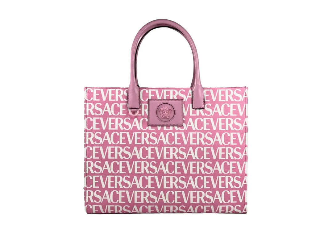 Grand sac cabas versace medusa en toile rose bébé avec motif logo blanc répétitif et anses assorties