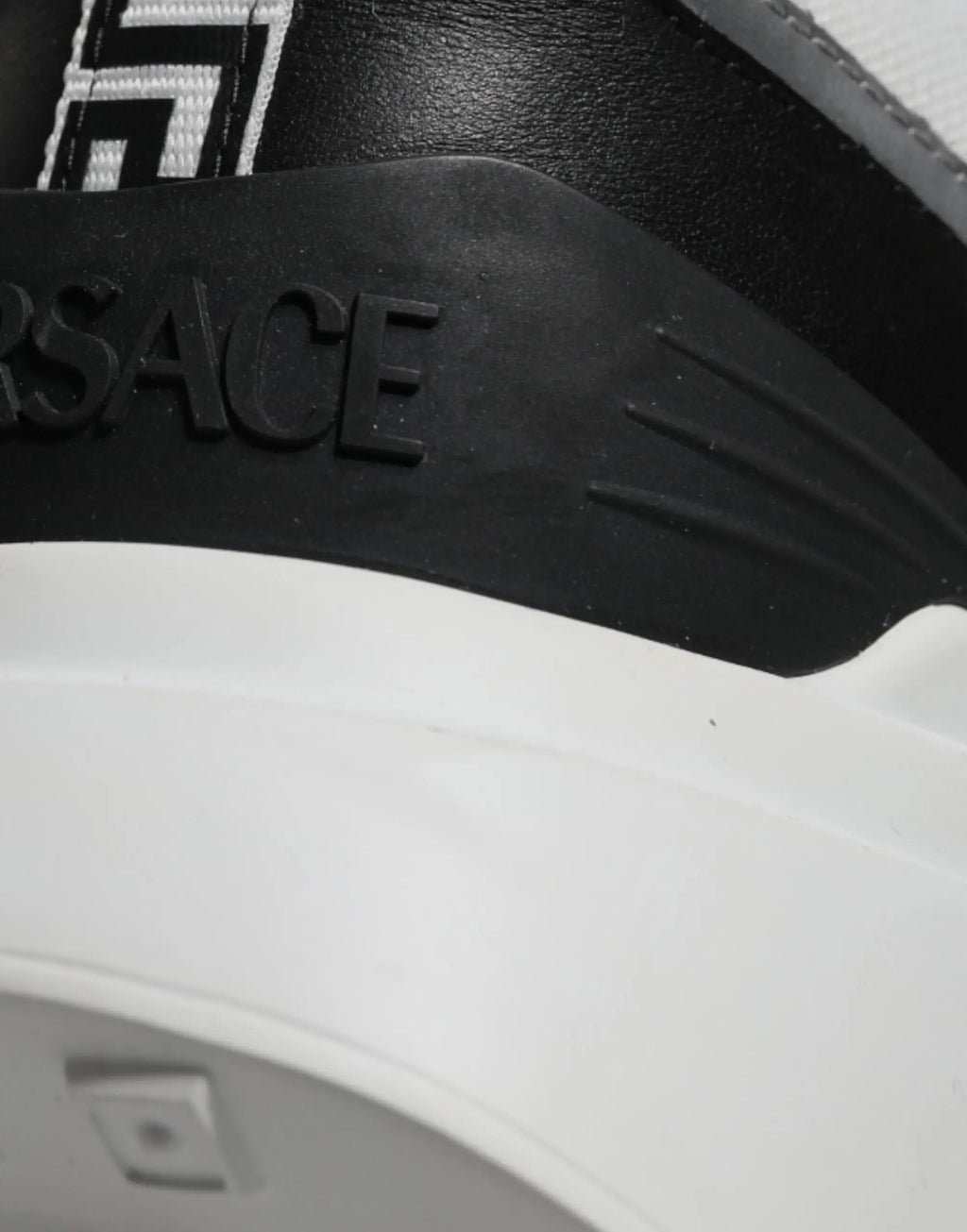 Baskets basses versace multicolor en toile avec branding embossé noir et blanc sur le côté