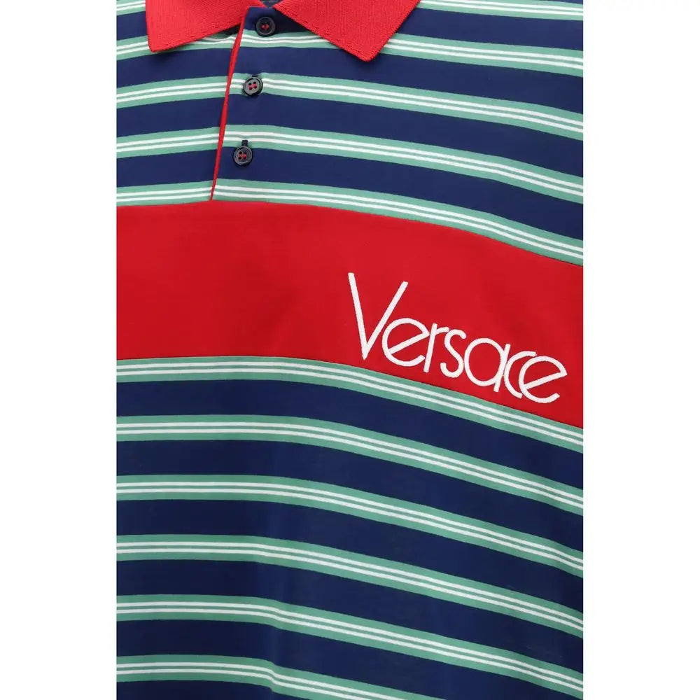 Polo en coton versace multicolore avec rayures bleu marine et vert clair et col rouge avec logo blanc sur la poitrine