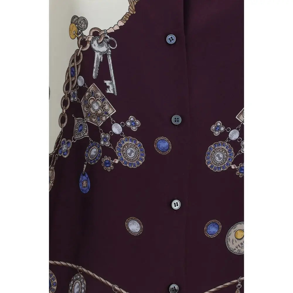 Chemise versace en soie bordeaux avec imprimé vintage de clés, chaînes et pendentifs en pierre bleue ornate