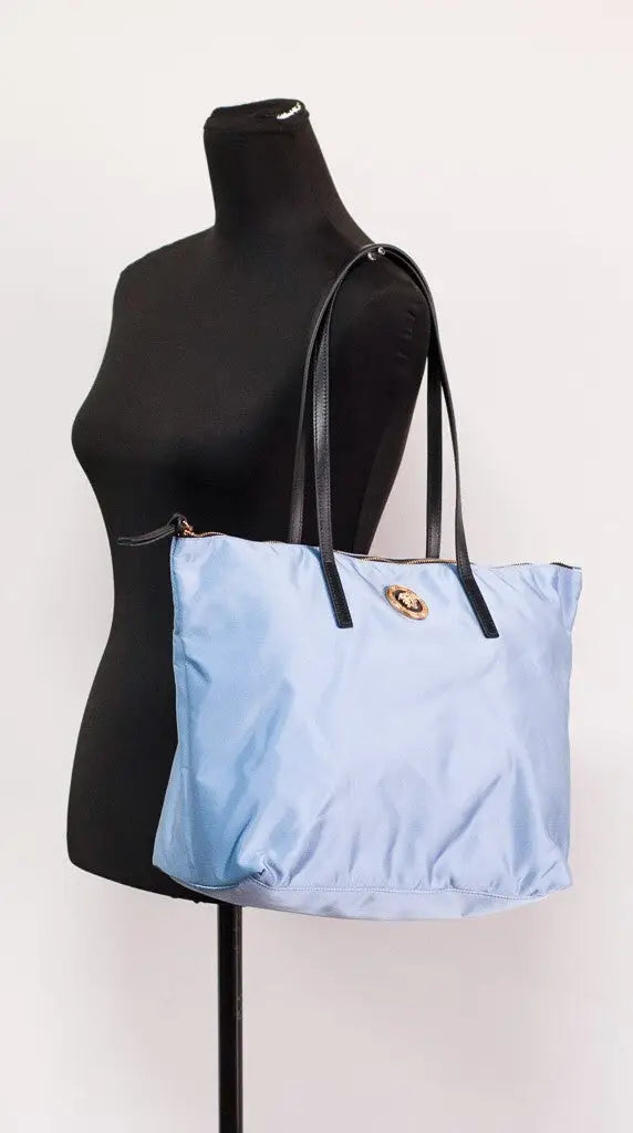 Sac fourre-tout moyen versace portuna en nylon bleu bleuet avec poignées en cuir noir et fermoir logo medusa doré