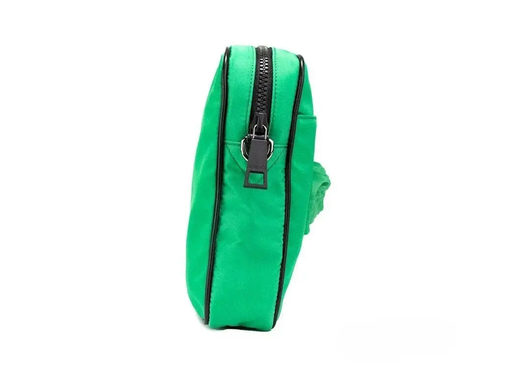 Sac bandoulière versace petit vert vif en nylon avec fermeture éclair noire et bordure en cuir noir