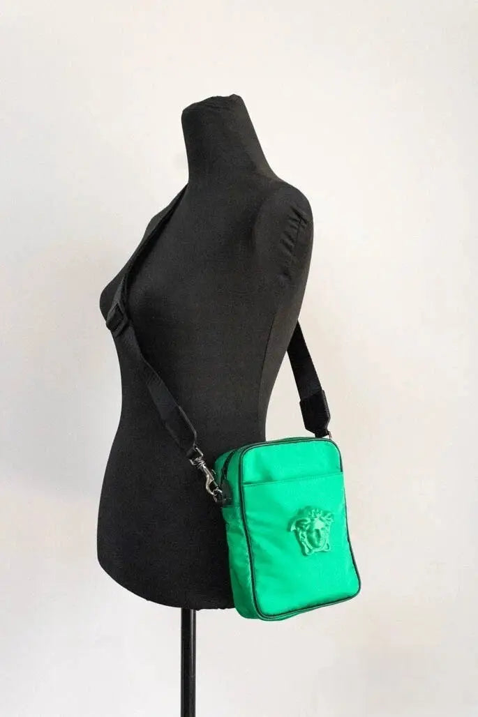 Sac bandoulière versace vert vif en nylon avec emblème métallique tête de médusa pour un style croisé compact