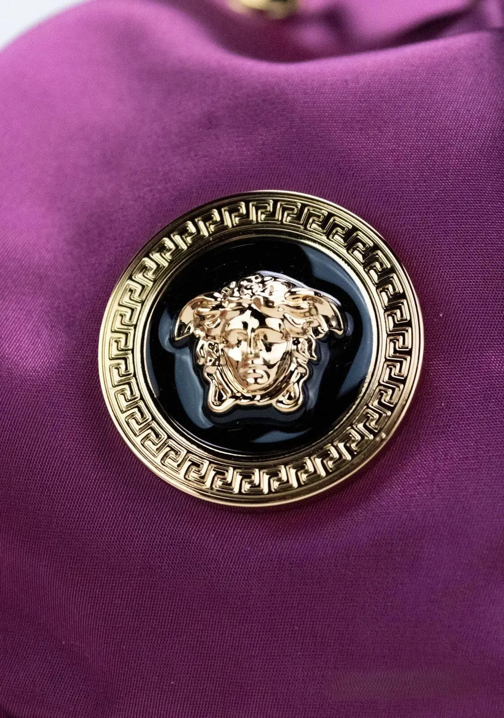 Broche circulaire dorée avec centre noir brillant medusa et bordure motif grec pour sac versace small dahlia nylon