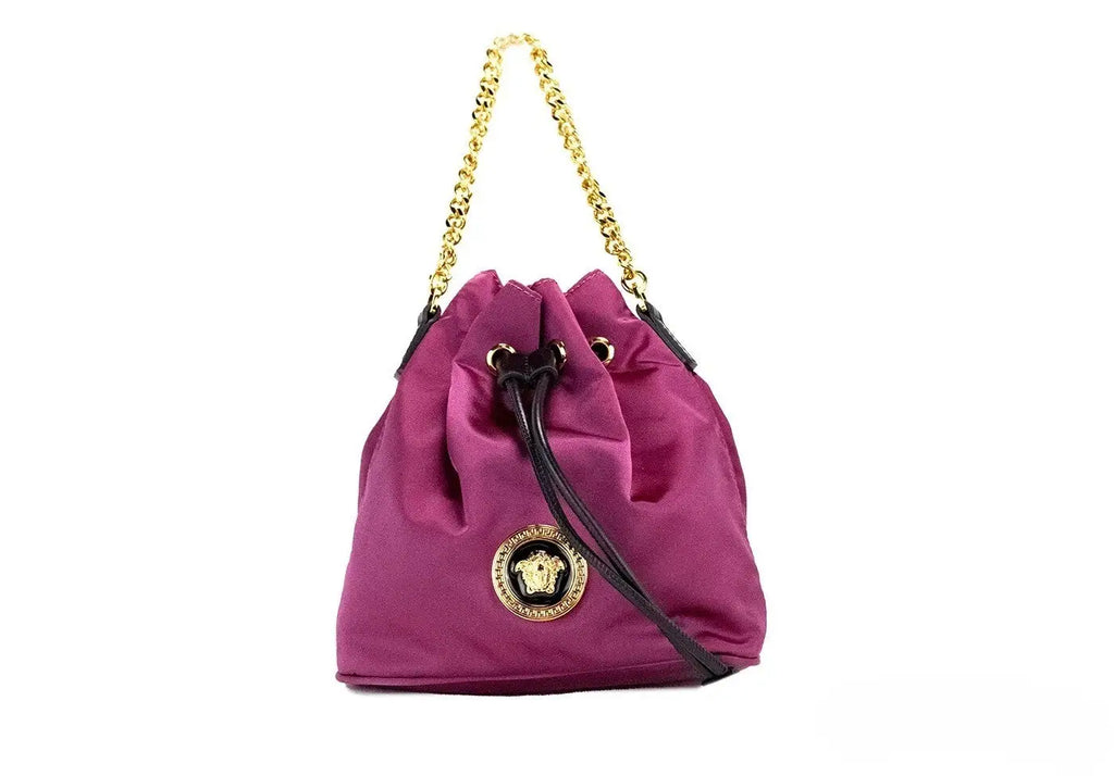 Un sac bandoulière versace small dahlia en nylon magenta avec médaillon medusa doré et fermeture à cordon noir