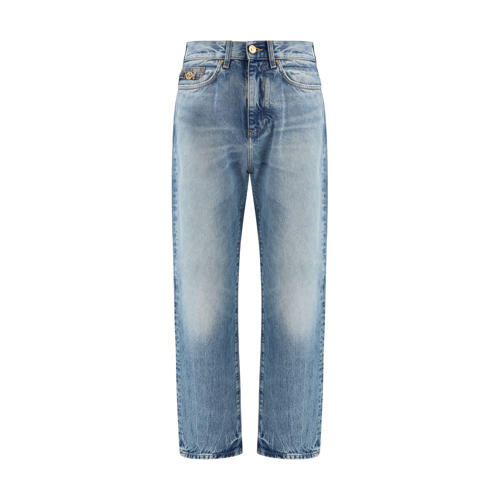 Jeans en denim coton bleu de la marque Versace, coupe classique et détails de luxe, affichés sur un modèle.