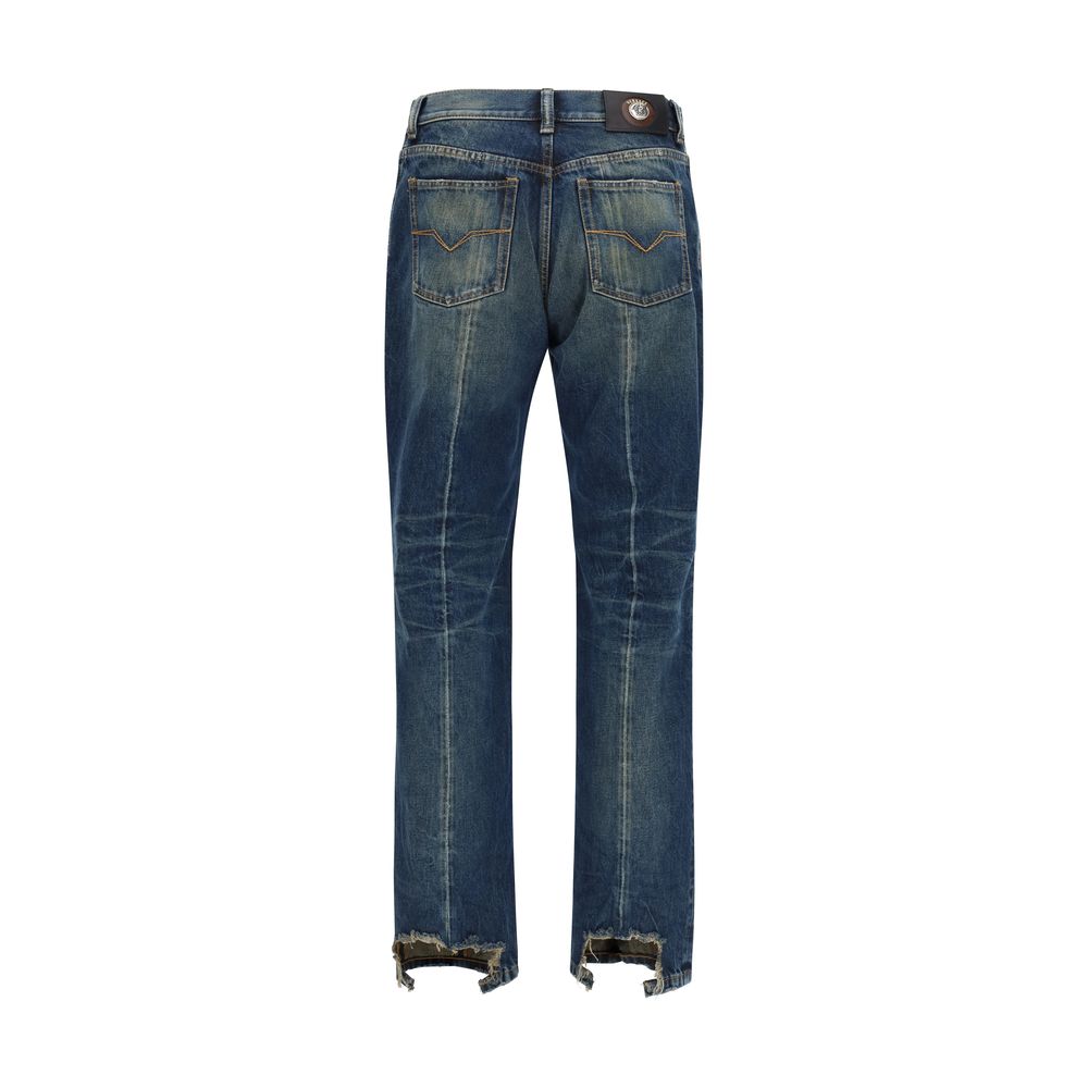 Jeans droits en coton bleu de la marque Versace, affichant une coupe classique et des détails élégants.