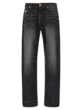 Jeans droits en coton noir de Versace, pantalon élégant avec coupe droite, détails de la marque, porté sur un mannequin.