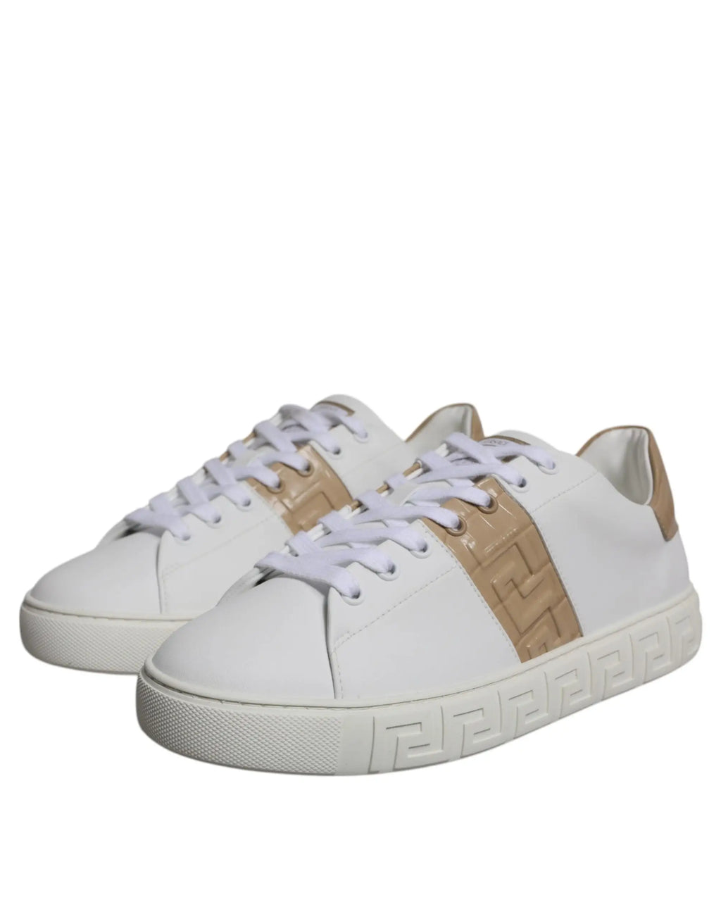 Baskets basses versace blanches en cuir avec bande métallique marron clair et motif grec embossé sur la semelle
