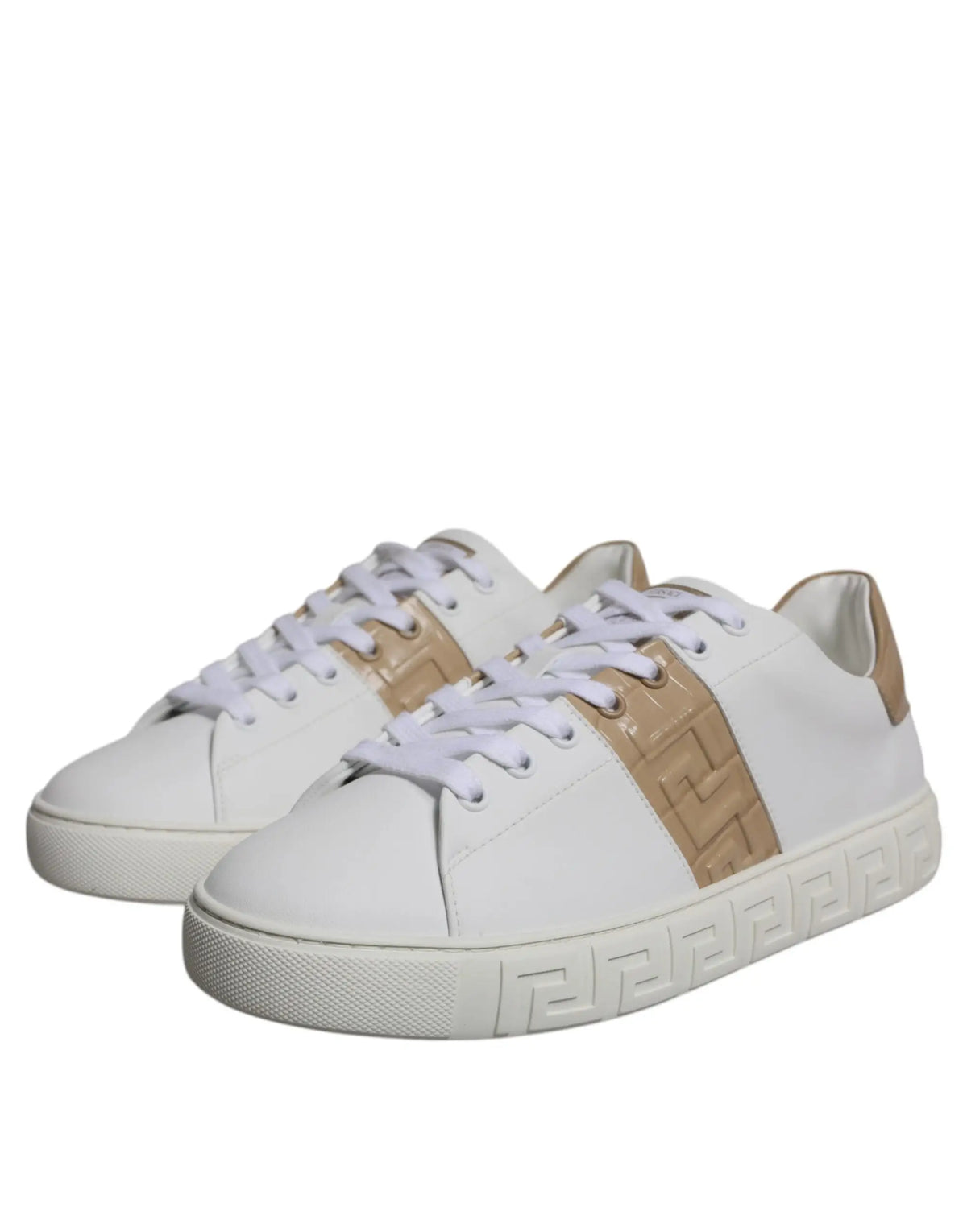 Baskets basses versace blanches en cuir avec bande métallique marron clair et motif grec embossé sur la semelle