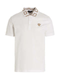 Polo versace blanc en coton avec broderie tête de méduse dorée sur la poitrine et col à motif géométrique