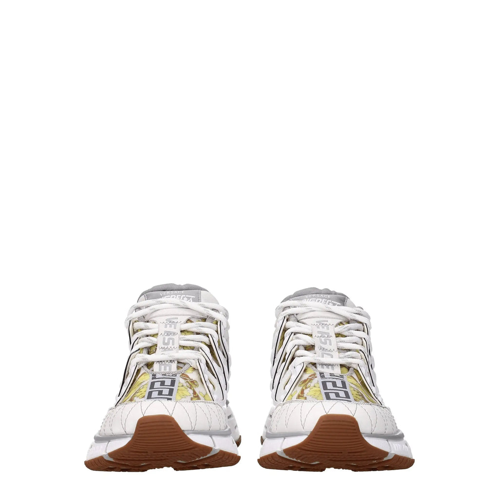 Baskets de sport versace en cuir blanc avec motif grec doré audacieux sur les côtés