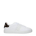 Baskets basses versace blanches en cuir avec talon imprimé léopard et motif grec subtil sur le côté