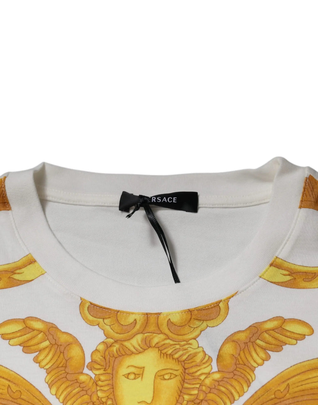 Versace t-shirt blanc en coton avec impression medusa dorée et ailes au centre devant
